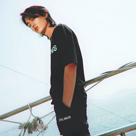 『LOUPS BLANCS』 ホログラムロゴ Tシャツ (Black)