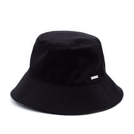 『BLACKBLOND』 　イノセントリバーシブルプレートバケットハット (Black)