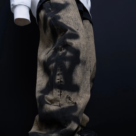 『BLACKBLOND』 　サイドスプレーカスタムデニムパンツ (Vintage Yellow)