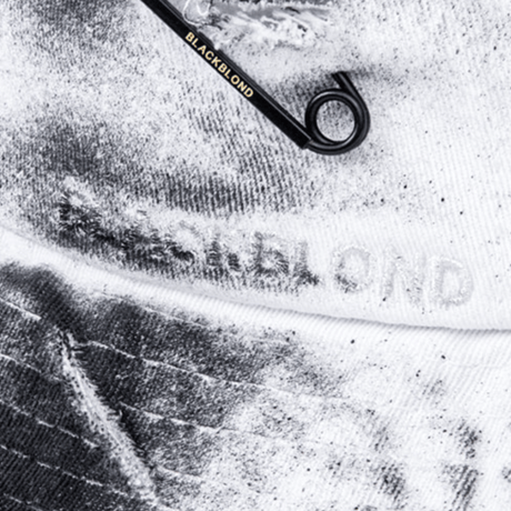 『BLACKBLOND』  ripped sprayed custom border graffiti logo bucket hat (White)