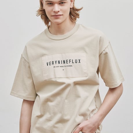 『Verynineflux』 パッチリバース Tシャツ (Beige)