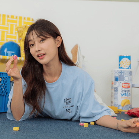 『CORUNU』  ダイス半袖 Tシャツ (Sky Blue)