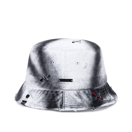 『BLACKBLOND』  ripped sprayed custom border graffiti logo bucket hat (White)