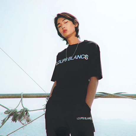 『LOUPS BLANCS』 ホログラムロゴ Tシャツ (Black)