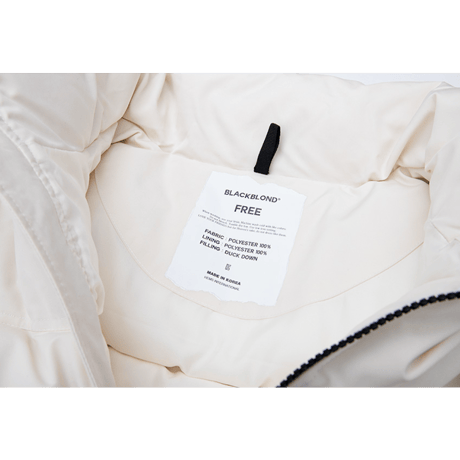 『BLACKBLOND』 　レフレクションクラシックロゴショートダックダウンジャケット (Ivory)