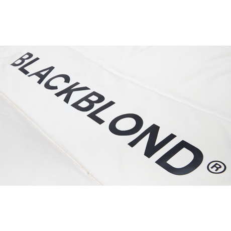 『BLACKBLOND』 　レフレクションクラシックロゴショートダックダウンジャケット (Ivory)