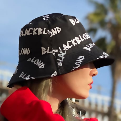 『BLACKBLOND』 　グラフィティロゴリバーシブルプレートバケットハット (Black)
