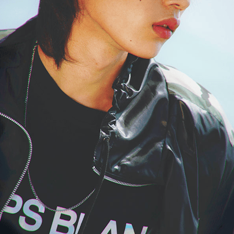 『LOUPS BLANCS』 ホログラムロゴ Tシャツ (Black)