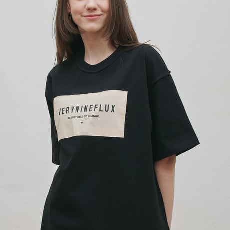『Verynineflux』 パッチリバース Tシャツ (Black)