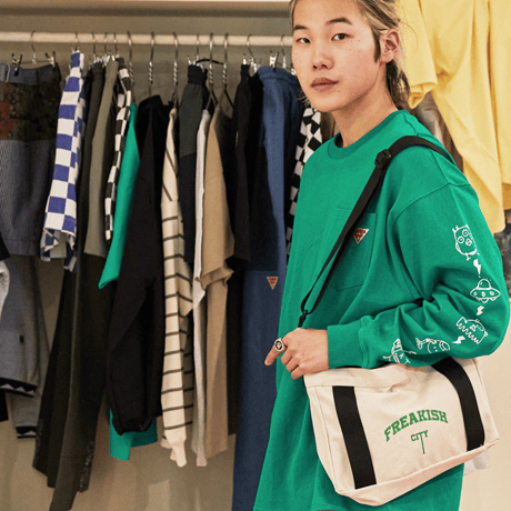 『FREAKISH BUILDING』 エイリアンフレンドポケットロングスリーブ Tシャツ (Green)