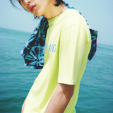 『LOUPS BLANCS』 ホログラムロゴ Tシャツ (Neon)