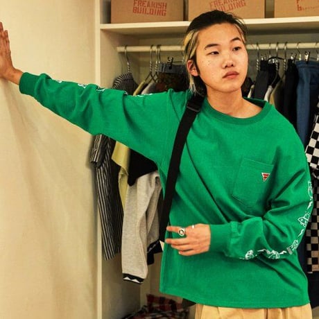 『FREAKISH BUILDING』 エイリアンフレンドポケットロングスリーブ Tシャツ (Green)