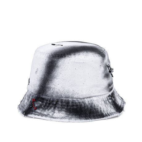 『BLACKBLOND』  ripped sprayed custom border graffiti logo bucket hat (White)