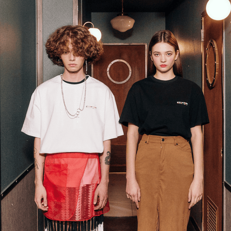 『grooverhyme』 　NYC ロケーションマルチカラー Tシャツ (White)