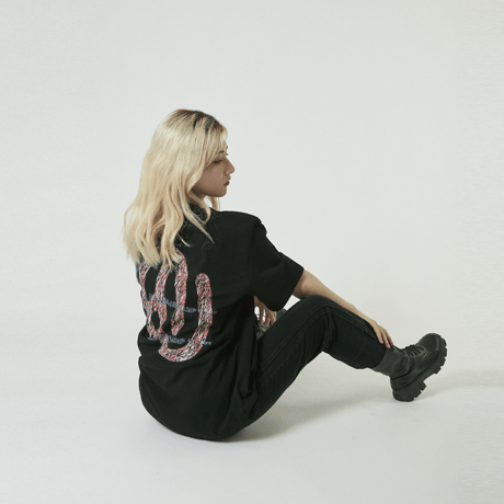 『CORUNU』  ブロークンロゴショートスリーブ Tシャツ (Black)