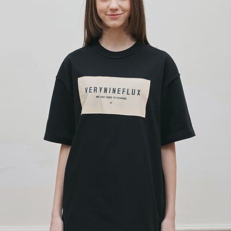 『Verynineflux』 パッチリバース Tシャツ (Black)