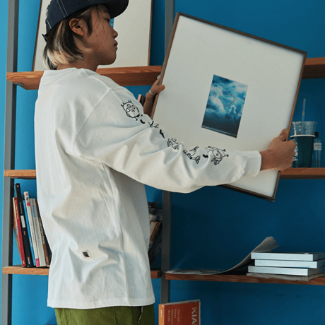 『FREAKISH BUILDING』 エイリアンフレンドポケットロングスリーブ Tシャツ (White)