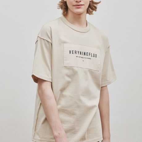 『Verynineflux』 パッチリバース Tシャツ (Beige)