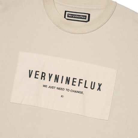 『Verynineflux』 パッチリバース Tシャツ (Beige)