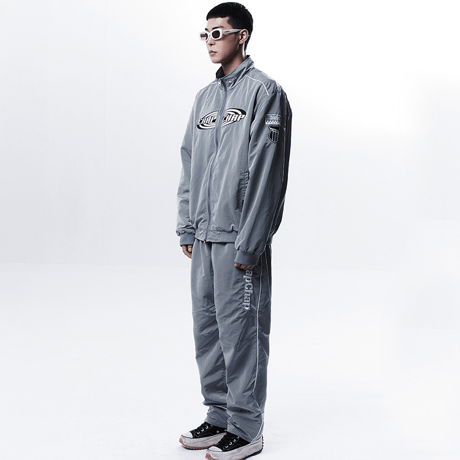 『CHAP CHAP』 　トルネードロゴナイロンパンツ (Blue Grey)