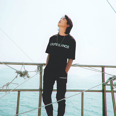 『LOUPS BLANCS』 ホログラムロゴ Tシャツ (Black)