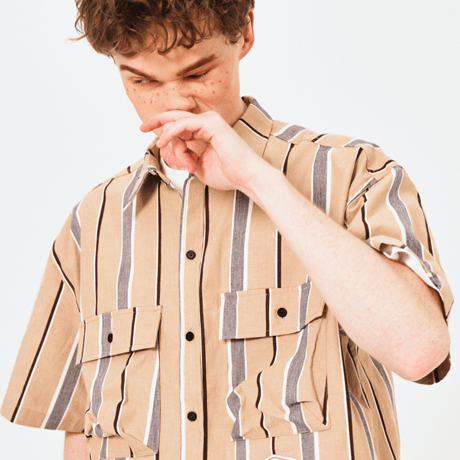 『FREAKISH BUILDING』 スリーピー ヘッドショートスリーブシャツ (Beige)