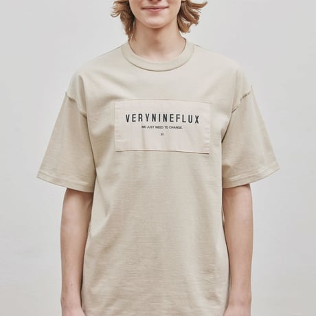 『Verynineflux』 パッチリバース Tシャツ (Beige)