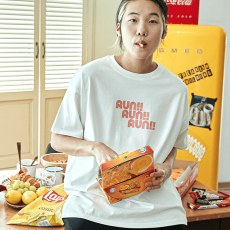 『FREAKISH BUILDING』 マラソンショートスリーブ Tシャツ (White)