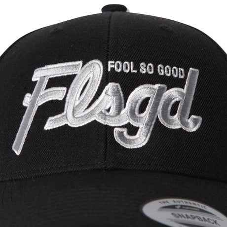 TWO TONE SCRIPT  MIDDLE CURVE CAP