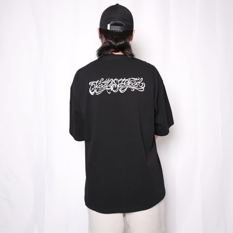 SCRIPT BIG POCKET TEE
