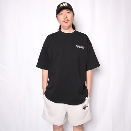 SCRIPT BIG POCKET TEE