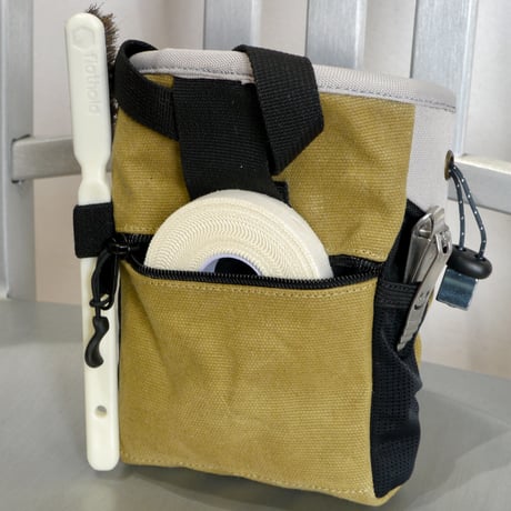 MAD ROCK HANGER BOLT CHALK BAG  Sand