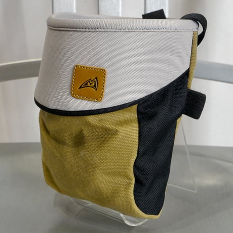 MAD ROCK HANGER BOLT CHALK BAG  Sand