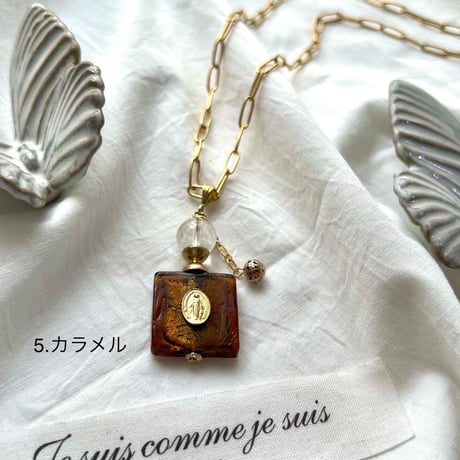 flacon de parfum amulette collier／お守り香水瓶のネックレス　カラー:カラメル