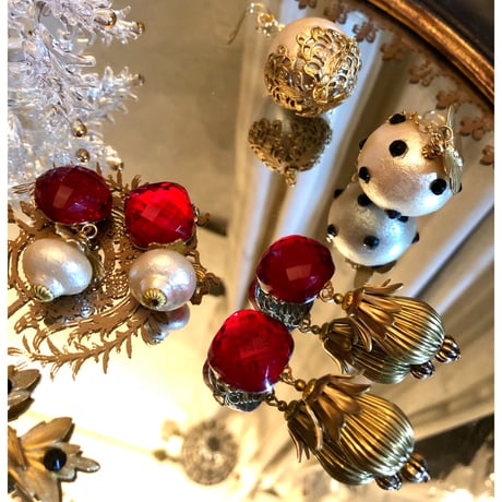Bijoux et perles en verre rouge