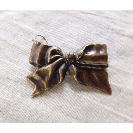 Un ruban d'oreille / 片耳のリボンピアス