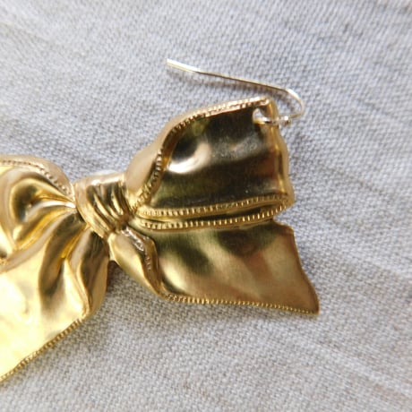 Un ruban d'oreille / 片耳のリボンピアス