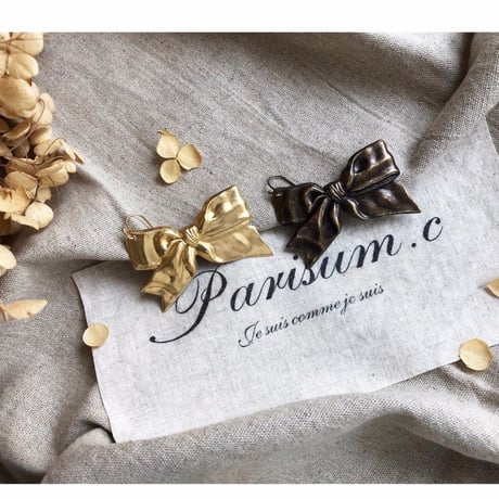 Un ruban d'oreille / 片耳のリボンピアス