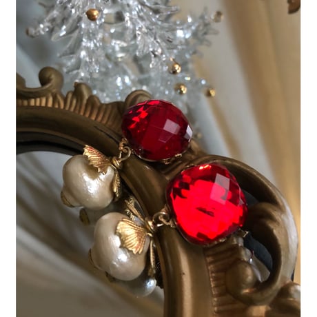 Bijoux et perles en verre rouge