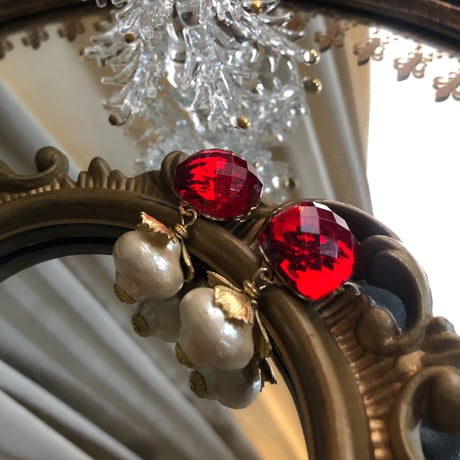 Bijoux et perles en verre rouge