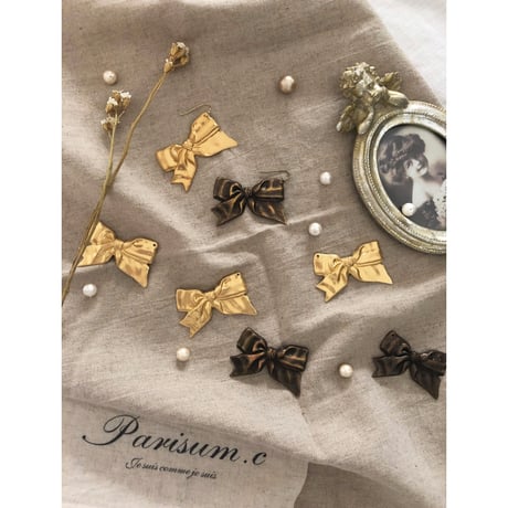 Un ruban d'oreille / 片耳のリボンピアス