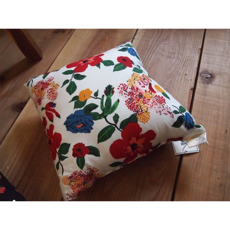 Le petit Lucas プチルカ Cushion 30x30 flower