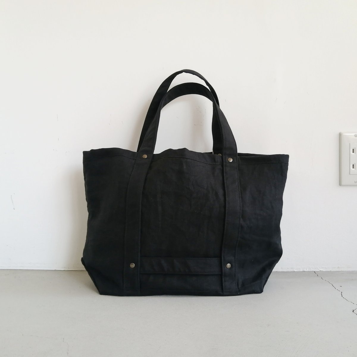 リネンのトートバッグ Black | mikke