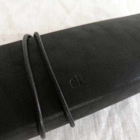 studio FAVORI　クラシックな革箱ペンケース