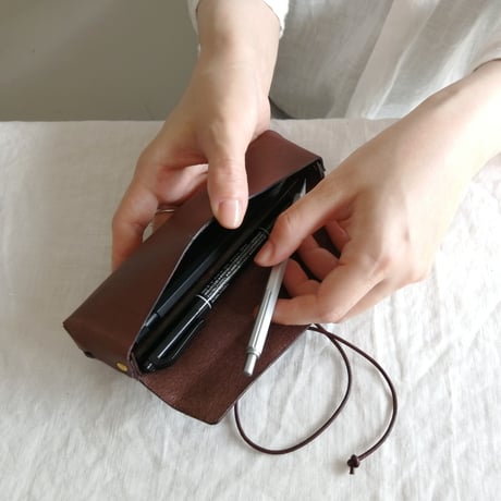 studio FAVORI　クラシックな革箱ペンケース