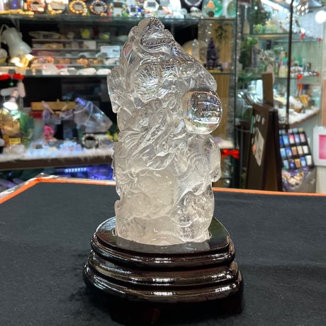 【昇龍】運気上昇！天然水晶の大きな龍彫刻（台付）658g