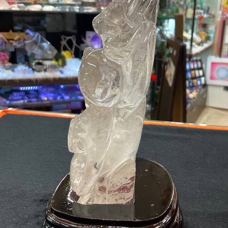 【昇龍】運気上昇！天然水晶の大きな龍彫刻（台付）658g
