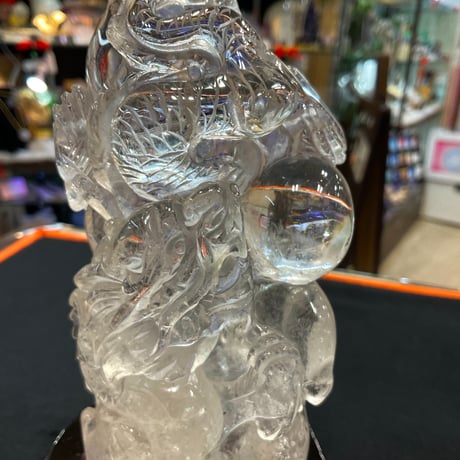 【昇龍】運気上昇！天然水晶の大きな龍彫刻（台付）658g