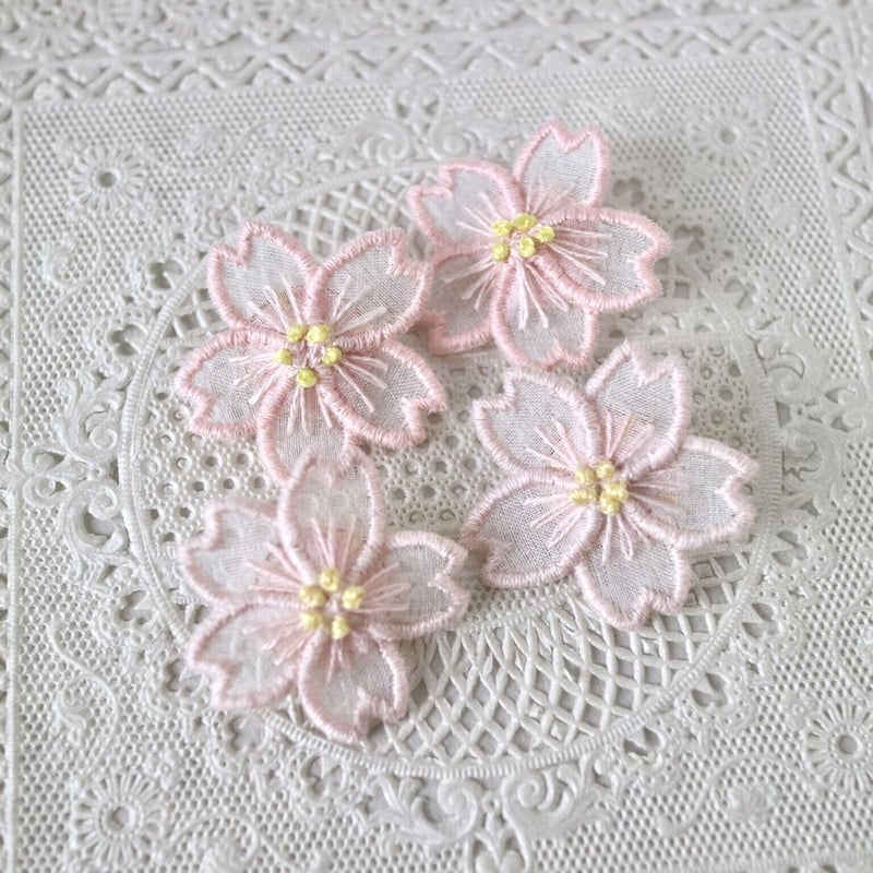 オーガンジー刺繍キット】さくらのブローチ | ACE embroidery
