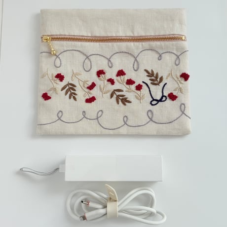 お花刺繍のポーチ（ブルーライン）